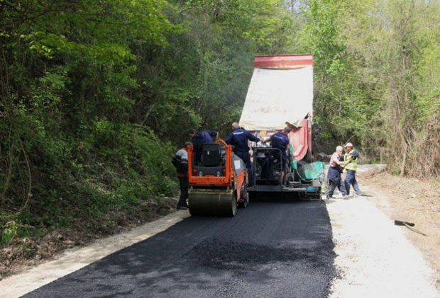 За асфалт у општини Горњи Милановац дато 390 милиона