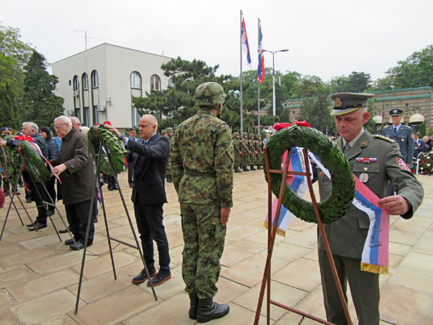 ОБЕЛЕЖАВАЊЕ ДАНА ПОБЕДЕ У СРБИЈИ: Положени венци у спомен жртвама; Вучић: Наш народ је један од оних који су највише страдали у рату(ФОТО)