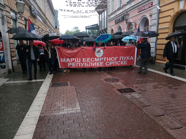 „Марш бесмртног пука“ одржан у Бањалуци; Положени венци у Модричи (ФОТО)