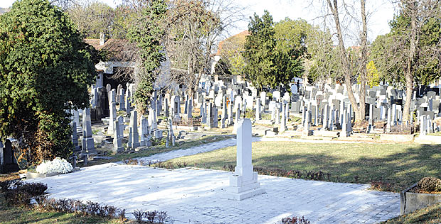 ПАРАСТОС, АЛИ И ЧАС ИСТОРИЈЕ: Козарчани дају почаст страдалима у логору на Сајмишту