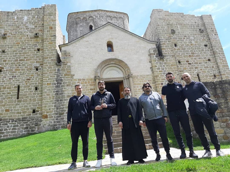 Делегација Партизана у најстаријем српском манастиру