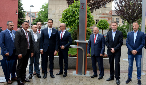 БЕСПЛАТНА ВЕЗА СА СВЕТОМ: Студентски кампус у Косовској Митровици добио прво интернет дрво