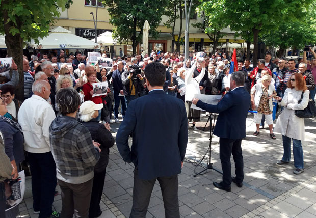 ГРАЂАНИ ШАПЦА НЕ ОДУСТАЈУ ОД ПРОТЕСТА: Траже оставку градоначелника Зеленовића (ФОТО/ВИДЕО) 