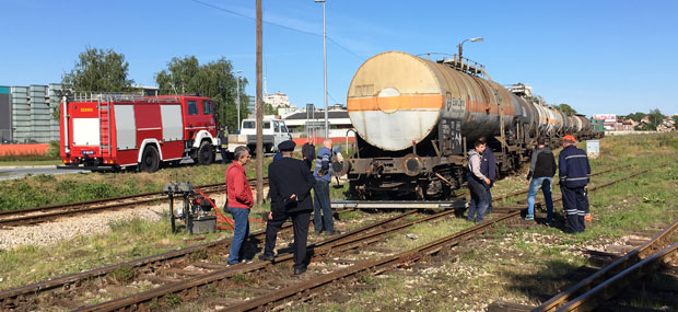 Воз са фосфорном киселином исклизнуо из шина у Шапцу