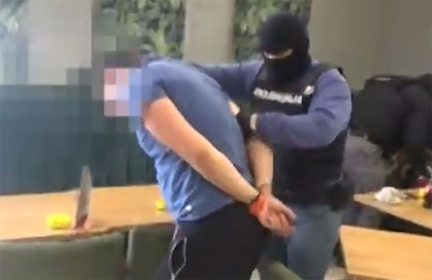 ПАЛА ЧЕТИРИ БЕОГРАДСКА ДИЛЕРА: Полиција упала у станове, заплењено 1500 таблета екстазија, кокаин, оружје... (ВИДЕО)