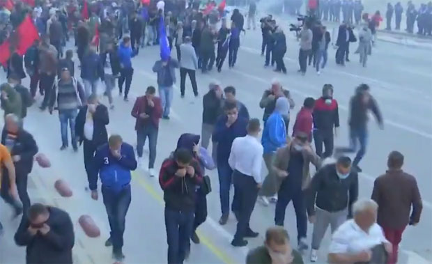 ПРОТЕСТ ОПОЗИЦИЈЕ У ТИРАНИ: Бачени Молотовљеви коктели испред кабинета премијера (ВИДЕО)