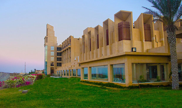 ТЕРОРИСТИЧКИ НАПАД У ЛУКСУЗНОМ ХОТЕЛУ: Убијени радник обезбеђења и нападачи у Пакистану