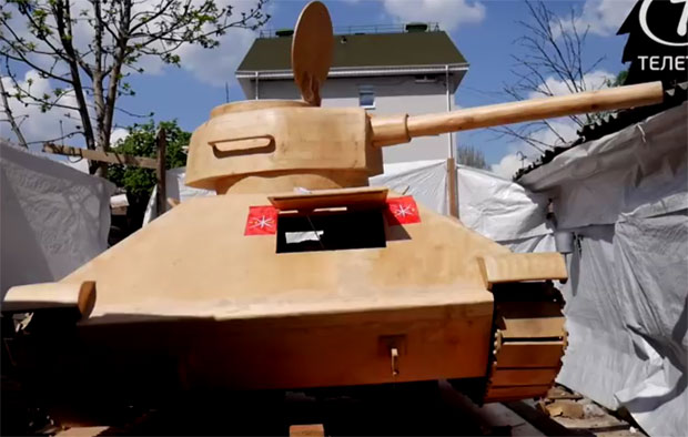 Млади столар израдио дрвени тенк Т-34 у природној величини (ВИДЕО)