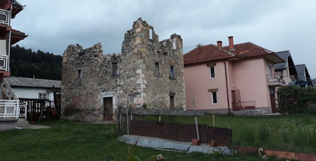 ЗАБРАЊЕНА ЉУБАВ: Лепотица Алба због Православца Пребила скочила у Лим
