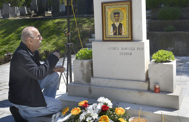 ПАРАСТОС НА МАСОВНОЈ ГРОБНИЦИ У ЗЕМУНУ: Заслужују барем крст