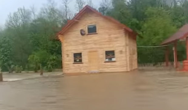  Киша већ донела поплаве на северозападу БиХ (ВИДЕО)