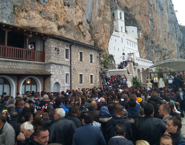 ХИЉАДЕ ХОДОЧАСНИКА ХРЛИЛО КА МАНАСТИРУ: Река верника до острошке светиње (ФОТО+ВИДЕО)