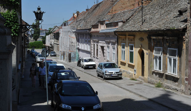 НОВИ САД: Траже асфалт на прилазима и обнову фасаде