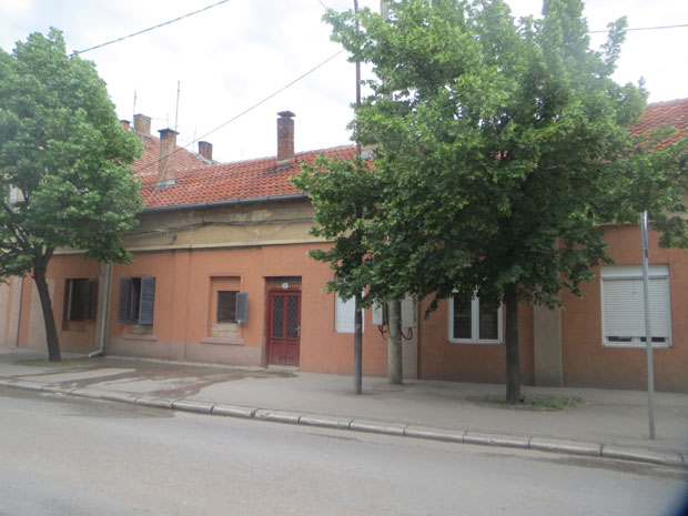 УБИСТВО У ПАРАЋИНУ: Психички болесник избо комшију?