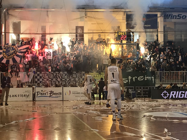 ПУНИ СЕ КАСА КЛС: Казне за Пазар због ролни папира, бакљи и петарди