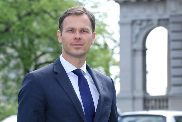 ШПИЈУНКА: Патике за Берлин
