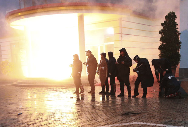 ХАОС У АЛБАНИЈИ: Демонстранти бацали Молотовљеве коктеле на полицију(ФОТО/ВИДЕО)