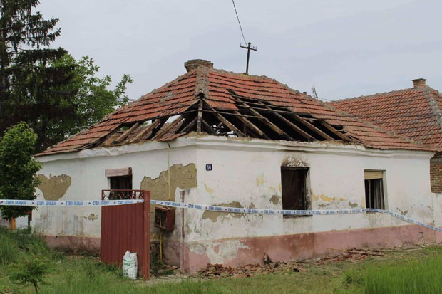 ВАТРОГАСЦИ У КУЋИ ЗАТЕКЛИ СТРАШАН ПРИЗОР: Угасили пожар, па угледали угљенисано тело човека