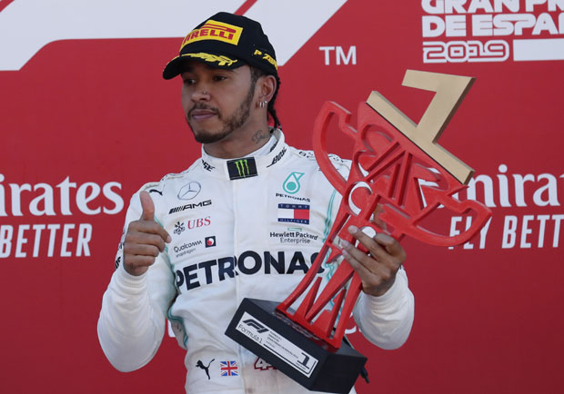 ДИВАН ГЕСТ МЕРЦЕДЕСА ЗА  ТЕШКО БОЛЕСНОГ ДЕЧАКА: Болид и поклони за малишана који је инспирисао Хамилтона