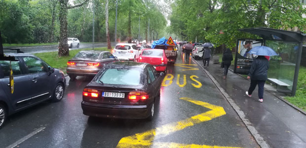 КОЛАПС У БЕОГРАДУ: Гужве на Аутокоманди, Газели, Панчевцу... (ФОТО)