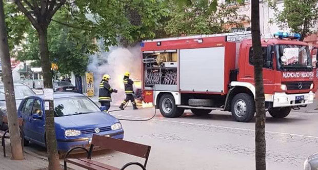 Ватра прогутала ауто у центру Пирота
