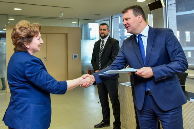 НОВАЦ ЗА РАДНА МЕСТА: Игор Мировић уручио уговоре вредне 300 милиона динара