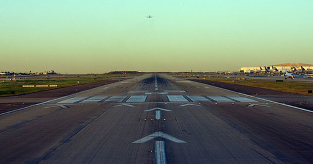 ЗАСТРАШУЈУЋА СЦЕНА: Радницима пролетео авион тик изнад главе (ВИДЕО)