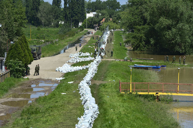 Због изливања Тимока затварају се путеви код Неготина, уведена редовна одбрана од поплава код Шапца