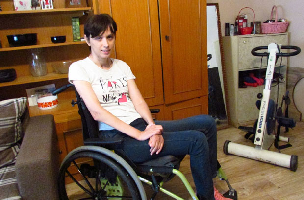 ОСТАЛА НЕПОКРЕТНА ПОСЛЕ СЛЕТАЊА КОЛИМА У КАНАЛ: Данијели (27) потребно 50.000 евра за трансплантацију матичних ћелија 