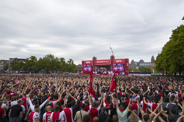 Фудбалери Ајакса прославили освајање титуле са 100.000 навијача (ВИДЕО)