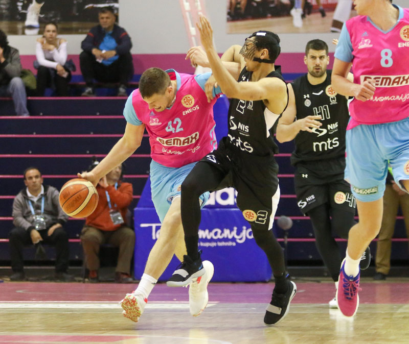 ПОБЕДА ЗА ВРХ ТАБЕЛЕ: Партизан у дербију кола савладао Мегу