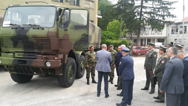 МИНИСТАР ОДБРАНЕ У ПРИБОЈУ: Нова возила за војску, новац за мале акционаре 