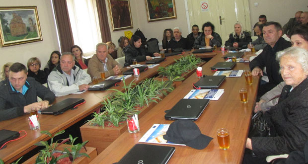 Расељенима и повратницима уз монтажне и куће на селу