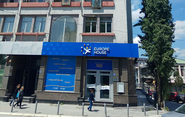 НАМЕРА ИЛИ СЛУЧАЈНОСТ: ЕУ и терористичка ОВК у истој згради (ФОТО)