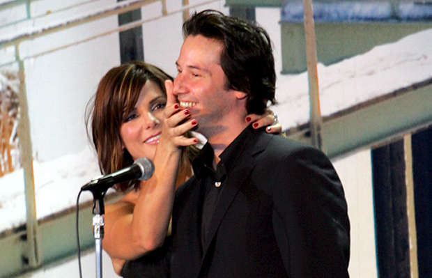 Сандра Булок и Кијану Ривс открили: Славни глумци признали тајну скривану 25 година (ВИДЕО)