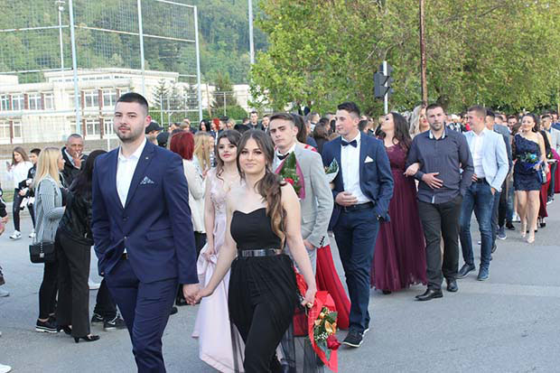 УГЉЕВИЧКИ МАТУРАНТИ: Поздрав од града (ФОТО)