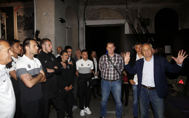 ЦРНО-БЕЛИ НА ИЗЛОЖБИ: Партизановци посетили Музеј града Београда