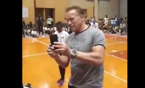 НАПАДНУТ ШВАРЦЕНЕГЕР: Добио јак шут у леђа (ВИДЕО)