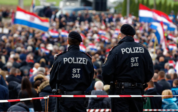 ИНЦИДЕНТ У БЛАЈБУРГУ:Хрватски екстремисти напали новинара немачког листа, пљунули га два пута