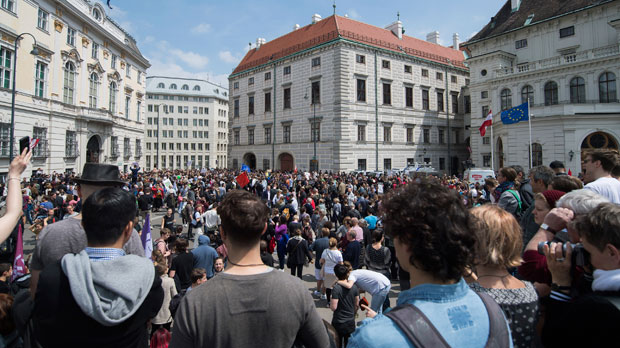 ВИШЕ ХИЉАДА ЉУДИ НА УЛИЦАМА БЕЧА: Демонстранти прославили крах владајуће коалиције