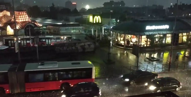 СНАЖНО НЕВРЕМЕ ПОГОДИЛО СРБИЈУ: Обилни пљускови и град величине лешника у Београду, Љигу, Чачку (ВИДЕО+ФОТО)