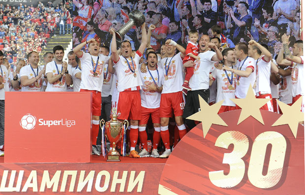 ПРОСЛАВА СА 40.000 НАВИЈАЧА: Орило се Мики капитен