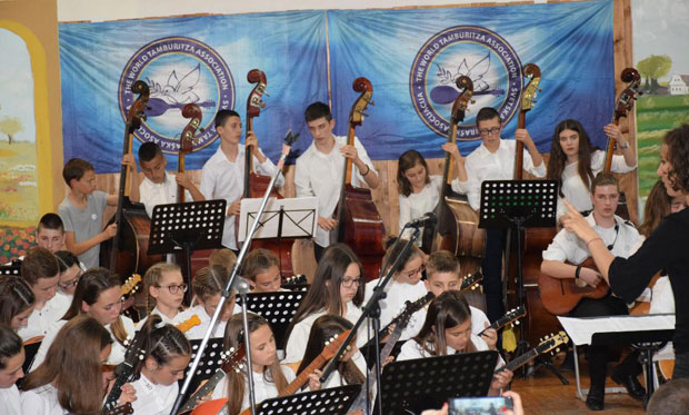 Деца тамбураши свирали по светским правилима