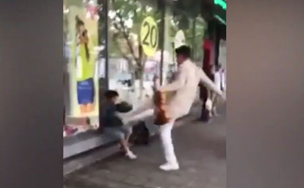 НЕСВАКИДАШЊИ ИНЦИДЕНТ НА ШЕТАЛИШТУ: Виолиниста шутнуо торбу просјаку (ВИДЕО)