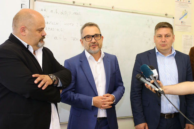 НИС обезбедио најсавременију ИТ опрему за 20 школа у Зрењанину