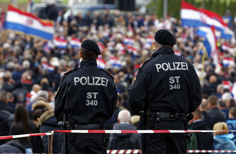 ХРВАТ ОСТАЈЕ У ПРИТВОРУ: За фашистички поздрав у Бајбургу ХДЗ-овца чека казна између четири и пет хиљада евра