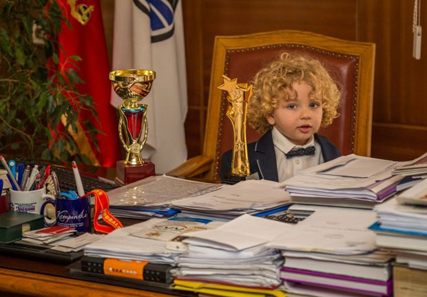 ПРИЈЕМ ЗА НАЈЛЕПШЕГ ДЕЧАКА: Председник Општине Беране имао необичног госта (ФОТО)