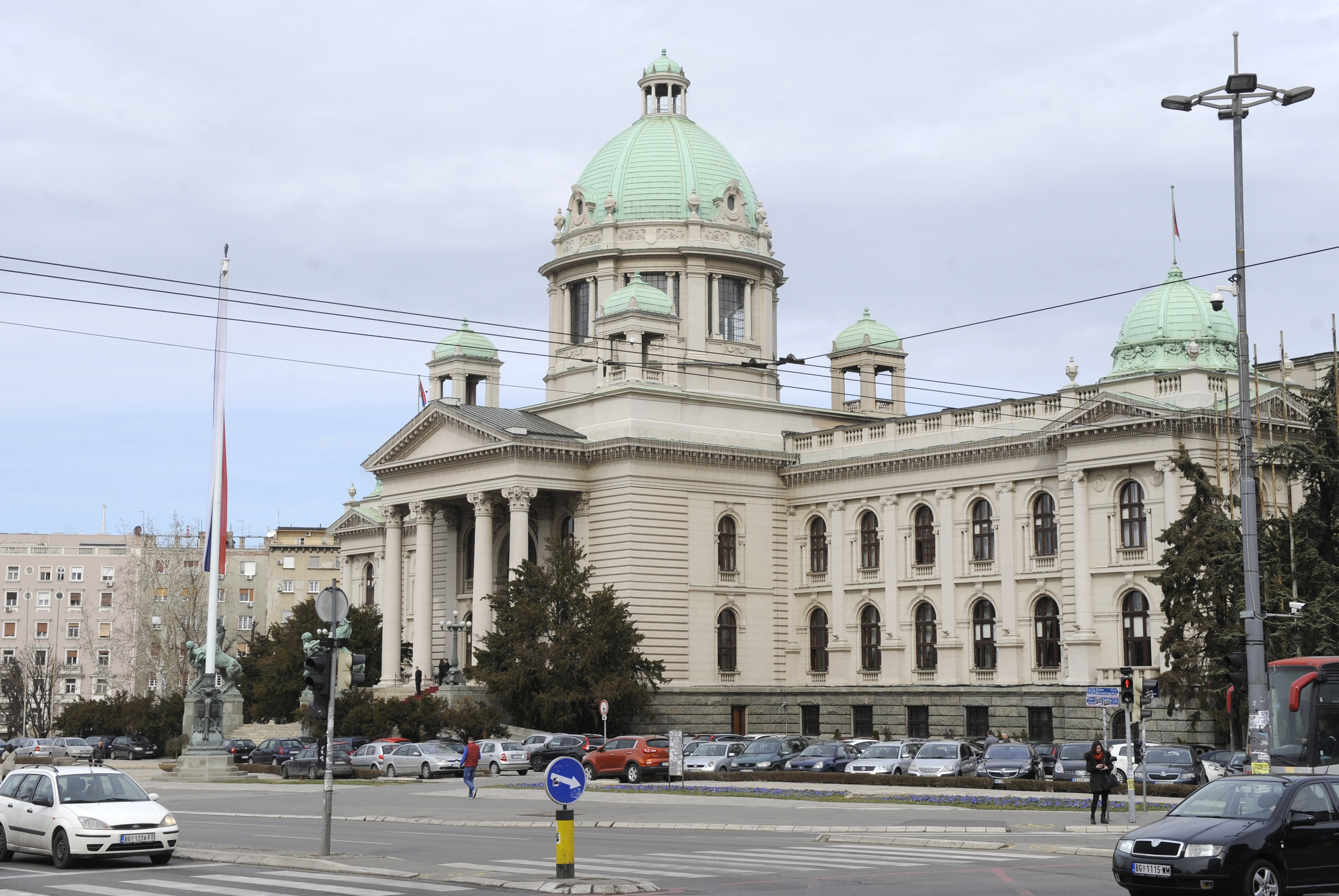Док Обрадовић спава Мартиновић и Божић јутро дочекали испред Скупштине