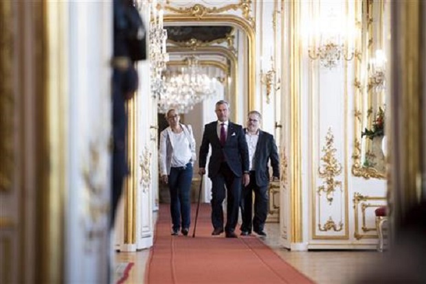 Сви министри из Штрахеове странке поднели оставке
