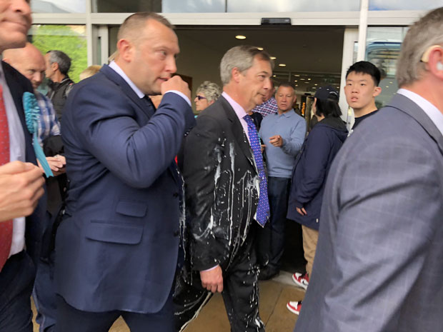 Изгредник испрскао Најџела Фаража милкшејком (ВИДЕО)